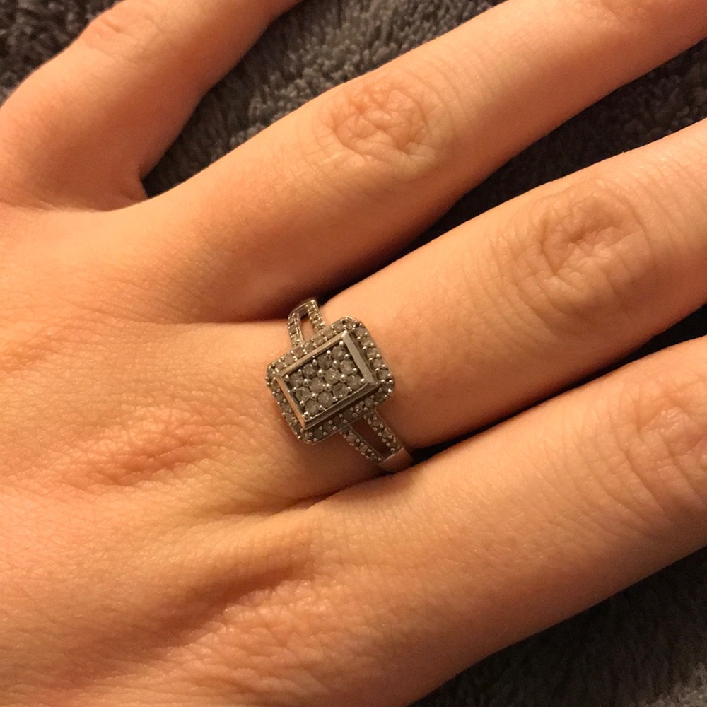 10k White gold Engagement or promise ring